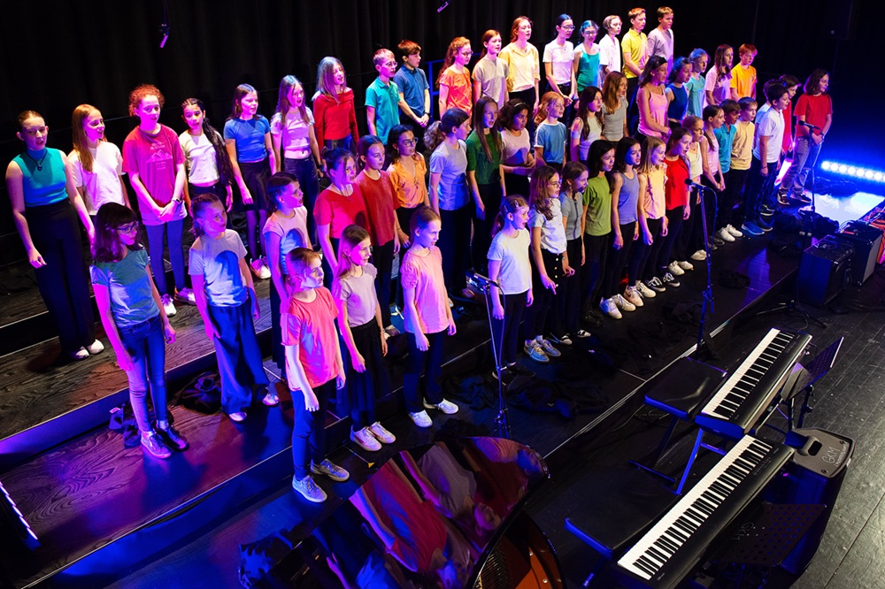 DSC_0086 Unterstufenchor bunt Aufstellung des Unterstufenchors, alle Kinder in unterschiedlichen TShirt Farben.