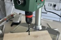 Das Bild einer Bohrmaschine, das zeigen soll, mit was für Geräten bei der Make IT AG bspw. gearbeitet wird.
